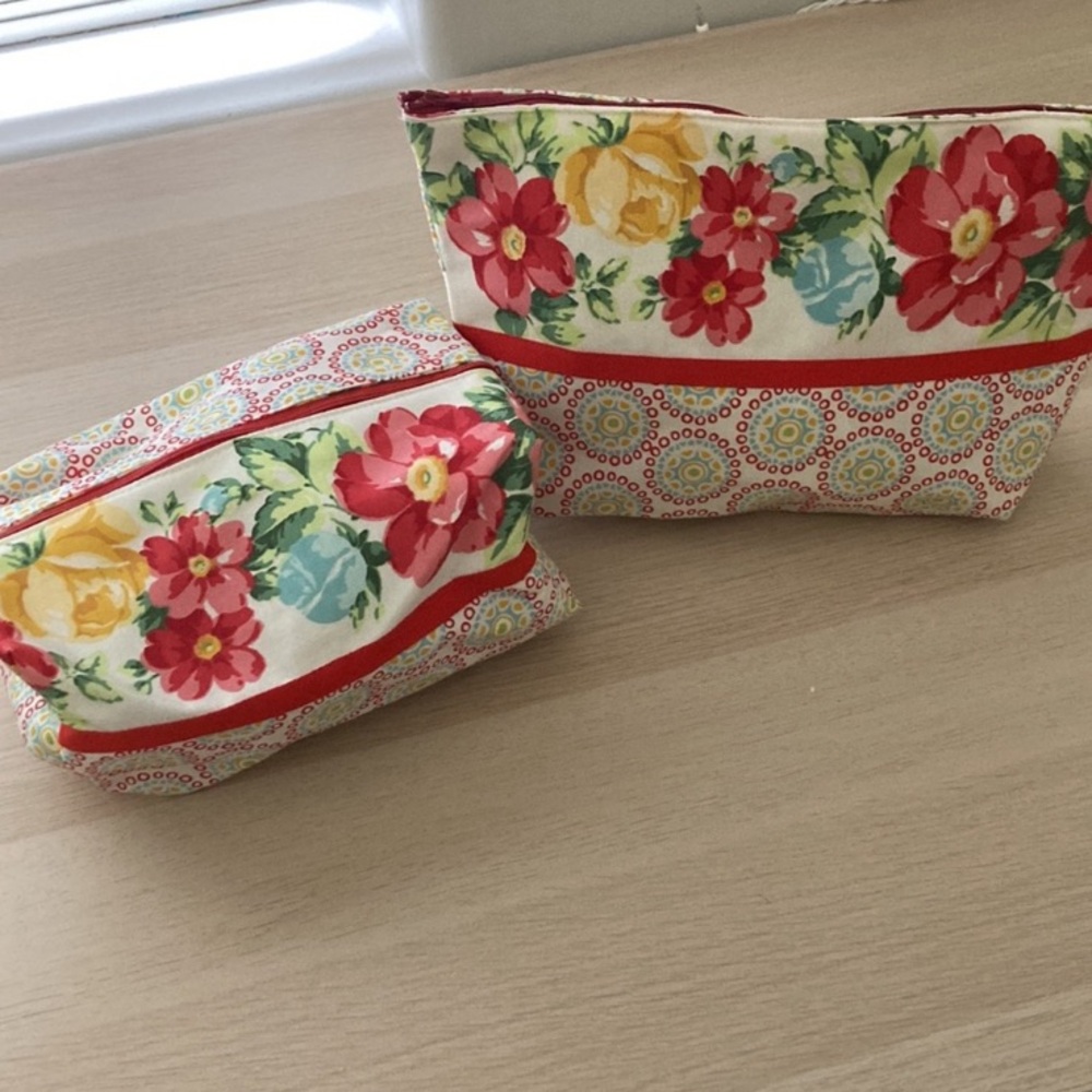 NWOT Set of 2 flora makeup or toiletry bags, large 12” small 10”, matching set